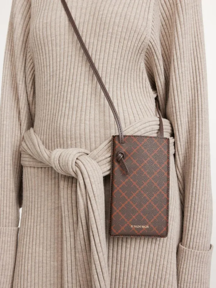 By Malene Birger Andre Accessories Dame Ivy Mobiltaske Dark Brown