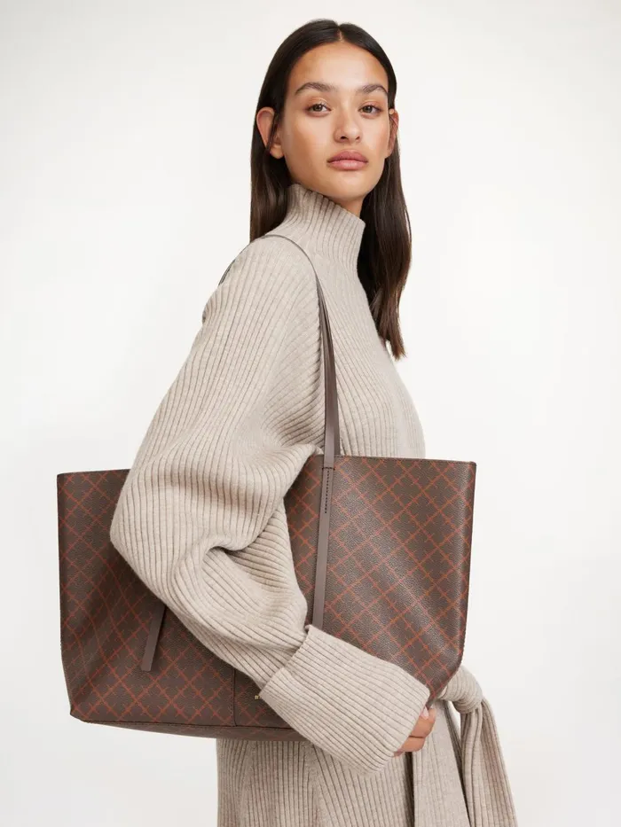 By Malene Birger Tasker Dame Abigail Tote Bag Med Print Dark Brown