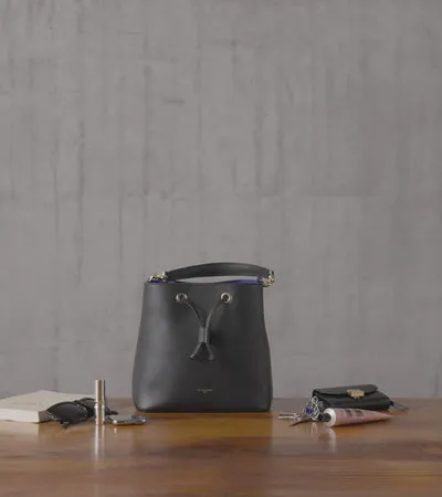 Le Tanneur Crossbody Bags Women Bucket Bag In Grained Leather Mahogany Brown Twilight Blue