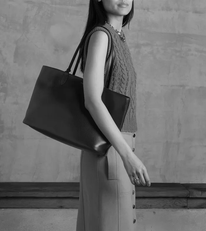 Le Tanneur Totes and Shoulder Bags Women Large Tote In Grained Leather Mahogany Brown Twilight Blue