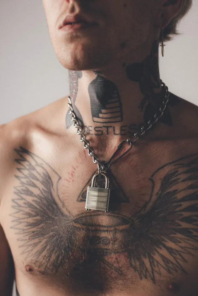 OTHER NECKLACES and CHAINS MENWOMEN V2 Padlock Choker Chain Silver