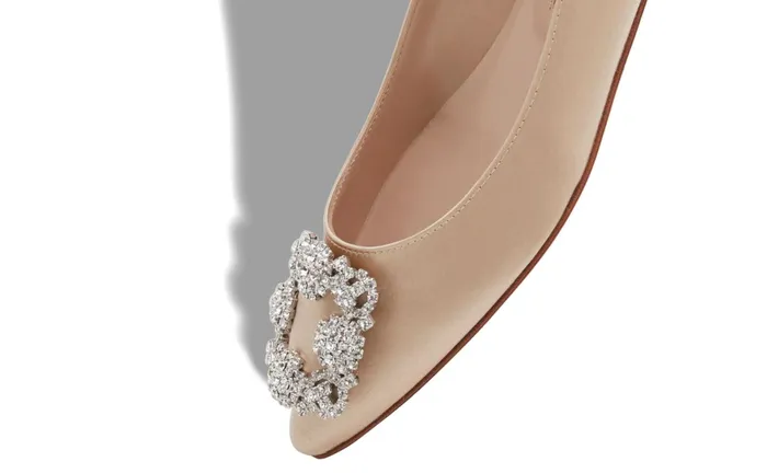 Women Flats Manolo Blahnik HANGISIFLAT Light Beige Satin Jewel Buckle Flat Shoes Women Flats Manolo Blahnik HANGISIFLAT Light Beige Satin Jewel Buckle Flat Shoes